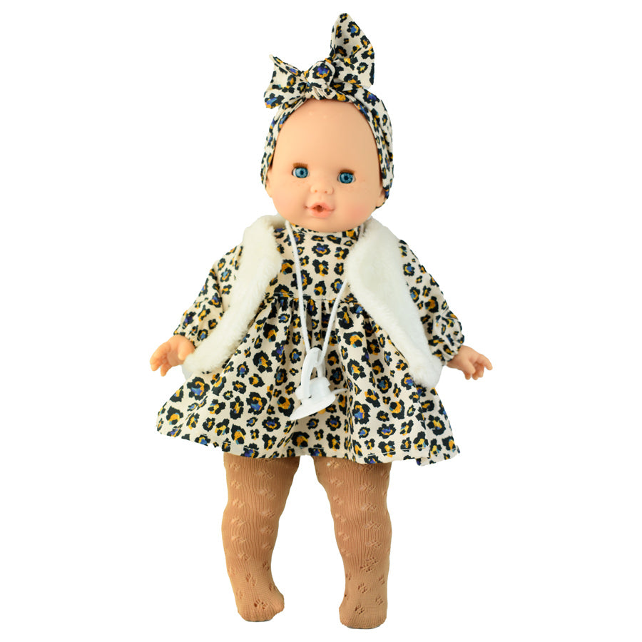 Puppe Lea mit Leo-Kleidchen und Leo-Stirnband, brauner Strumpfhose und weißer Weste