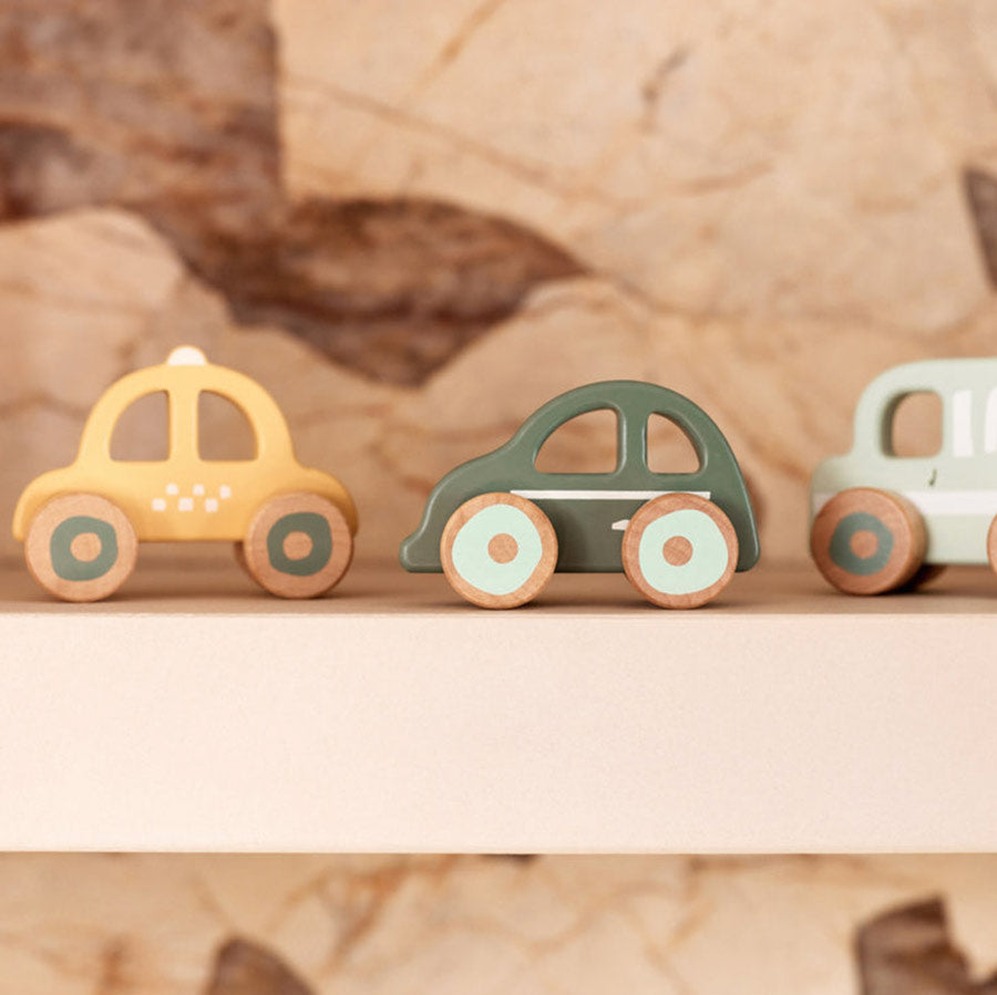 Holzautos im Set zum Spielen für Kleinkinder