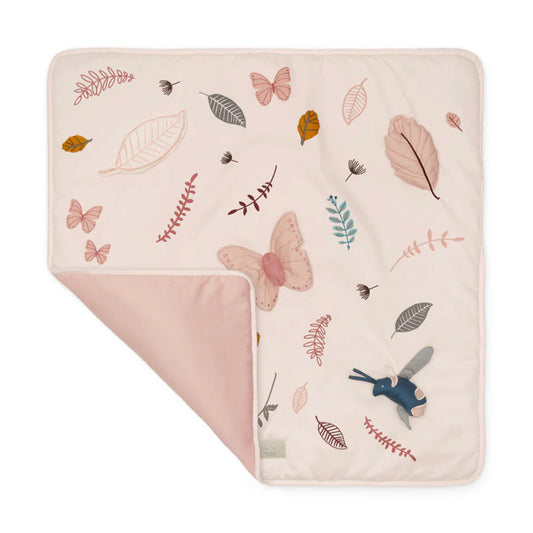 Die Aktivitätsmatte für Babys in einem zarten rosa mit Motiven wie Blätter, Schmetterlingen und Hummel. 