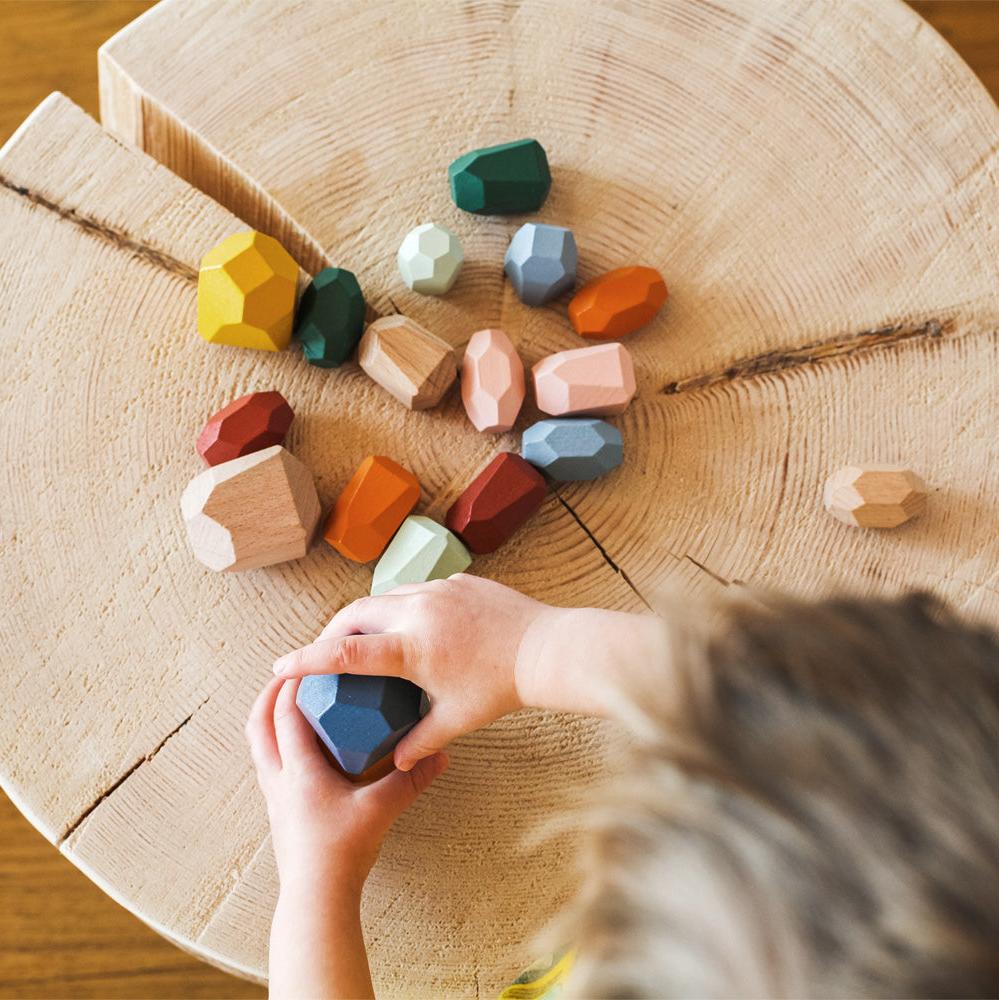 Bunte Balanciersteine aus Holz von Small Foot.