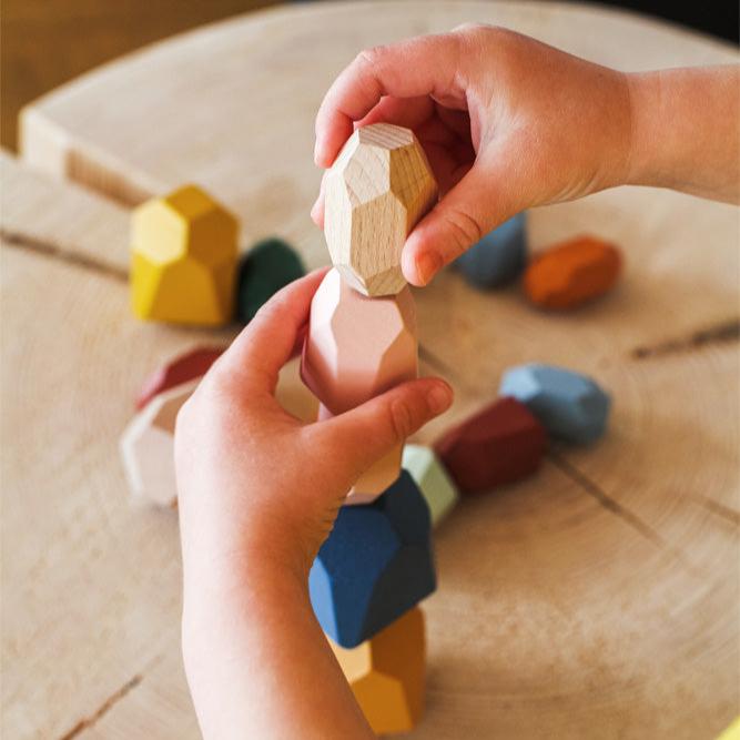 Bunte Balanciersteine aus Holz von Small Foot.