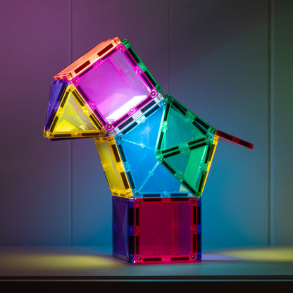 Mit den Connetix Magnetbausteinen kann auch ein Vogel gebaut werden und das Licht integriert werden