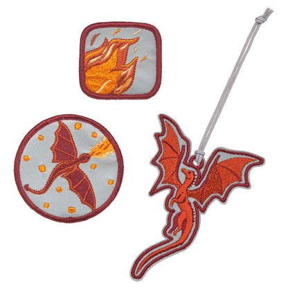 Das Drachen-Set besteht aus einem Drachen-Anhänger, einem Feuer- und einem Drachen-Patch