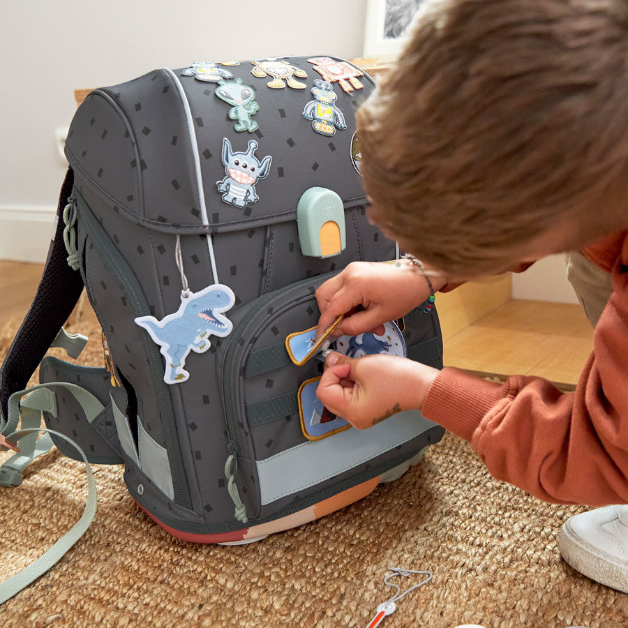 Junge individualisiert deinen Schulranzen mit Patches von Lässig