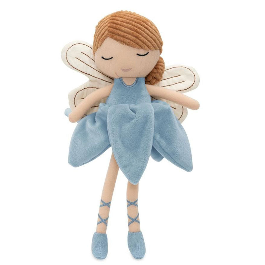 Die Puppe ist eine Elfe und hat ein blaues Kleid und blaue Schuhe, hellbraune Haare und helle Flügel