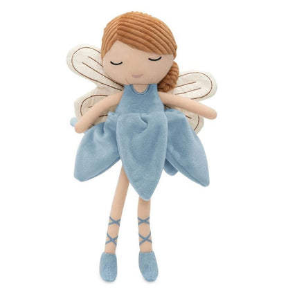 Die Puppe ist eine Elfe und hat ein blaues Kleid und blaue Schuhe, hellbraune Haare und helle Flügel