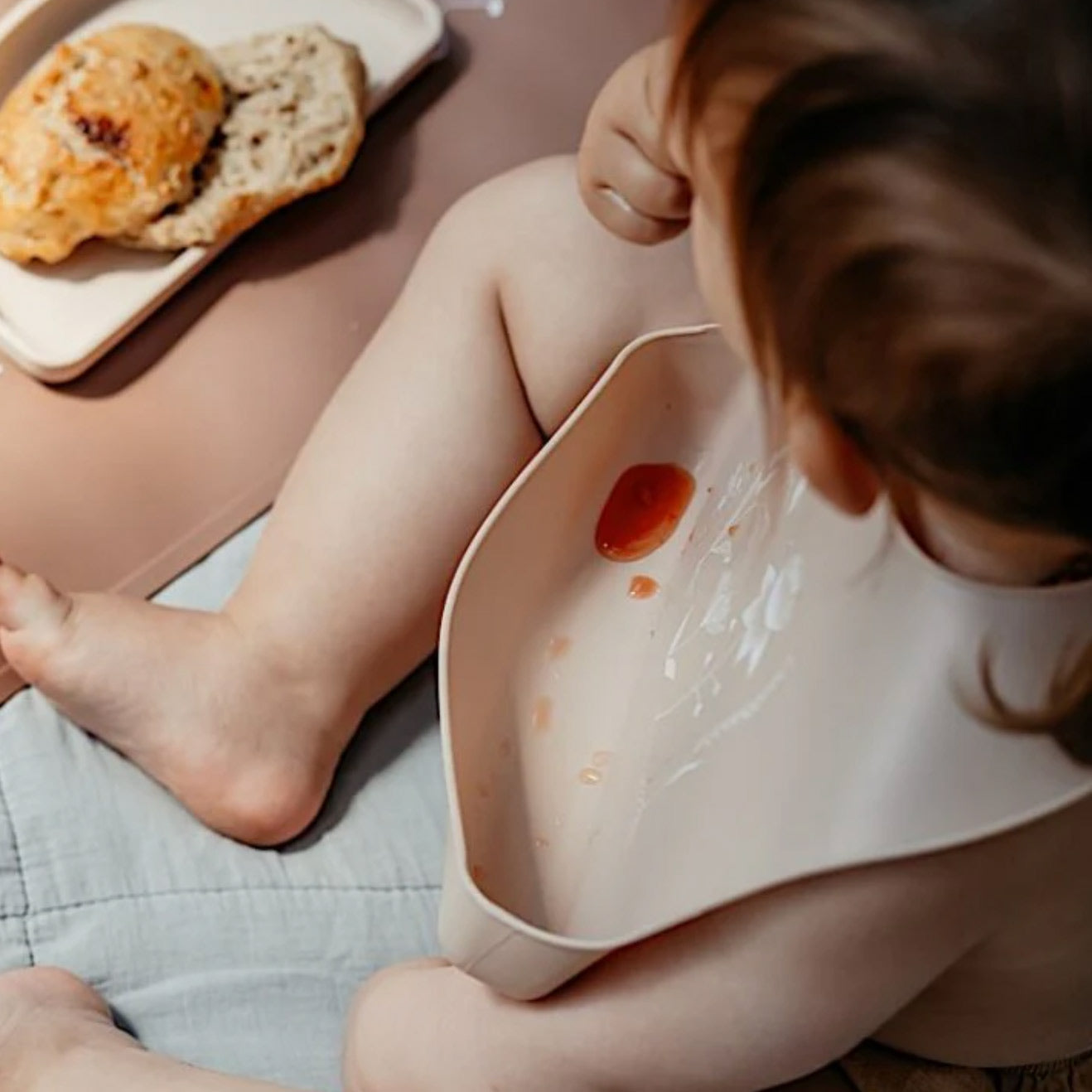 Lätzchen von Lille Vilde mit Fangschale für Krümel und Flüssigkeiten