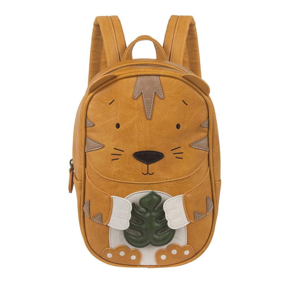 Der Kinderrucksack Tiger hat die Farbe Senf und viele süße Detail wie zum Beispiel ein grünes Blatt in den Pfoten. 