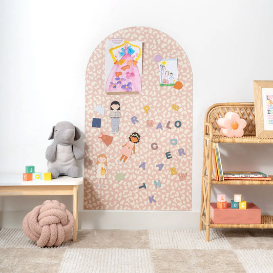 Magnettafel fürs Kinderzimmer mit Leopardendesign in rosa