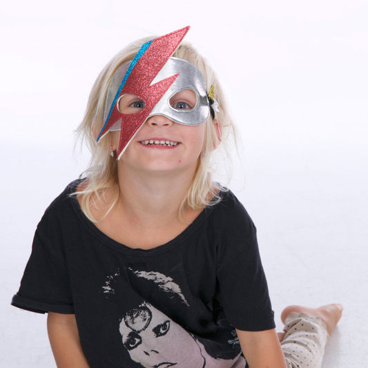 Kind trägt die Superstar-Maske als Verkleidung