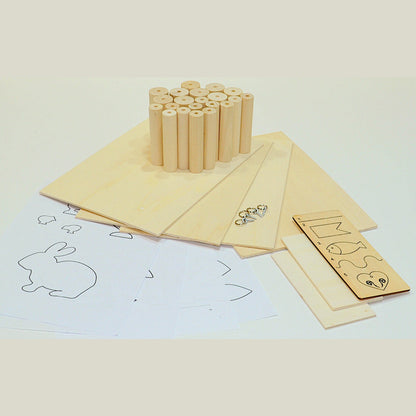 Das Materialpaket mit Vorlagen, Holzplatten, Rundhölzern und weiterem Zubehör zum Arbeiten