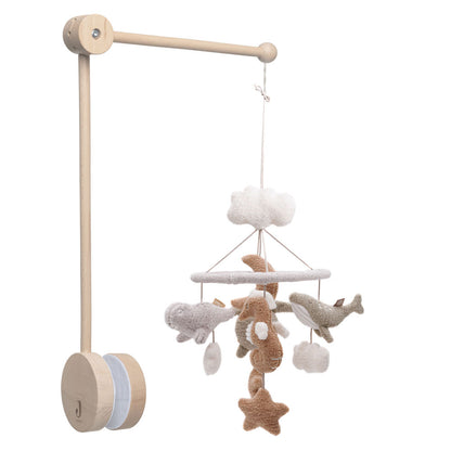 Hübsches Babymobile mit Unterwassertieren an einem Mobilehalter aus Holz