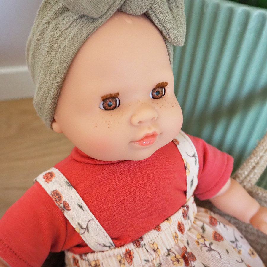 Puppe Julia hat braune Augen und zarte Sommersprossen 
