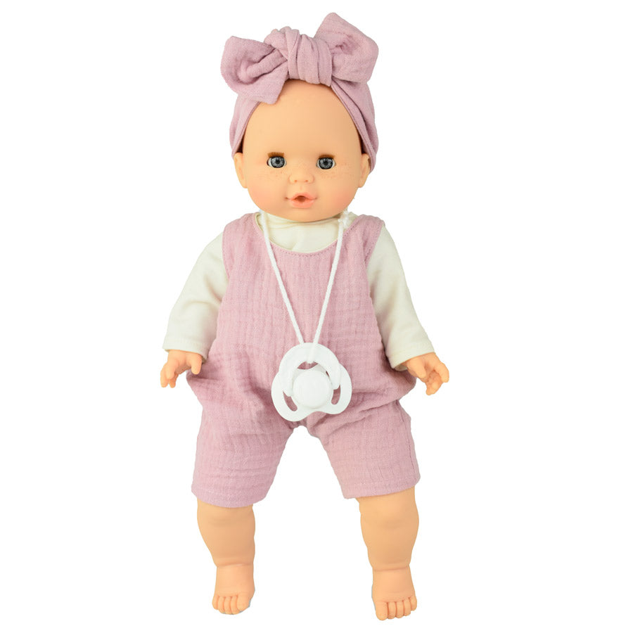 Puppe Emilia mit rosafarbenen Jumpsuit und Schleife und einem weißen Langarmshirt