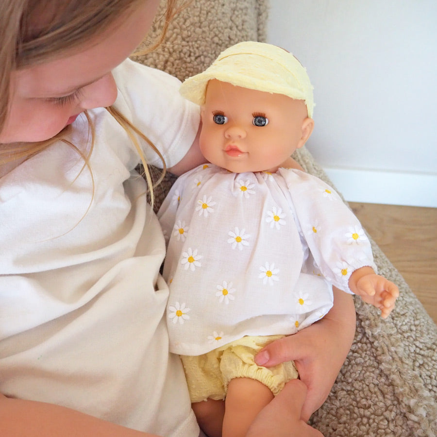 Kind spielt mit der Puppe Tona von Paola Reina 