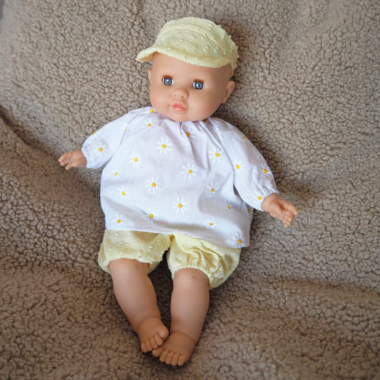 Weichkörperpuppe mit sommerlichen Outfit, bestehend aus leichtem Oberteil, kurzer Hose und Schirmkappe