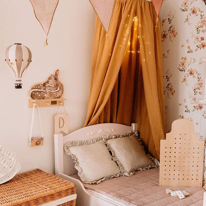 Reh Tiergarderobe mit Regal