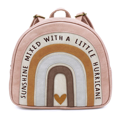 Auf dem Rucksack steht der Spruch "Sunshine mixed with a little Hurricane"