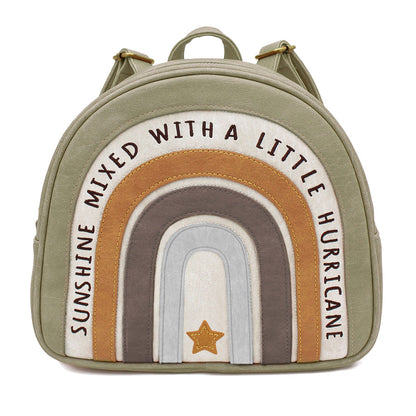 Auf dem Regenbogen-Rucksack für Kinder steht: Sunshine Mixed with a little hurricane