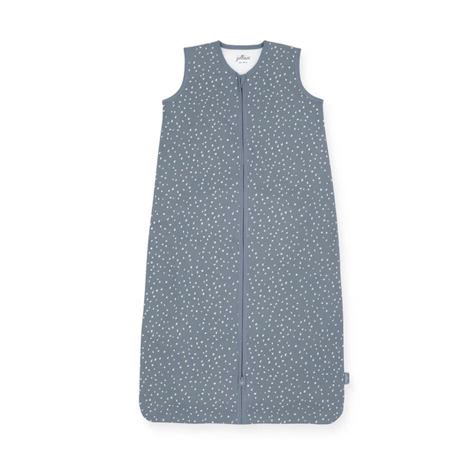 Der Jersey-Schlafsack hat eine blau-graue Farbe und hat weiße Punkte als Design. 