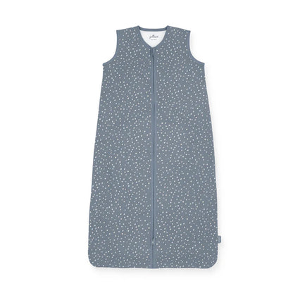Der Jersey-Schlafsack hat eine blau-graue Farbe und hat weiße Punkte als Design. 