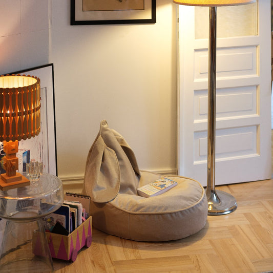 Sitzkissen mit Hasenohren von Wigiwama in dusty beige.