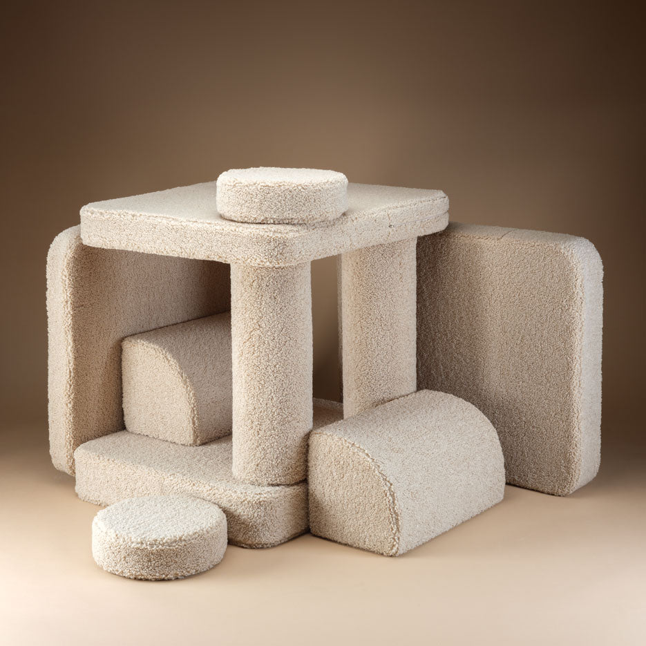 Das Spielsofa kann man komplett verschiedenen aufbauen und somit können die Kinder Höhlen bauen und coole andere Sachen. 
