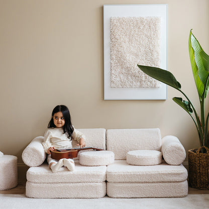Spielsofa in der Farbe Creme von Wigiwama. Perfekt für Kleinkinder zum Spielen und Entspannen. 