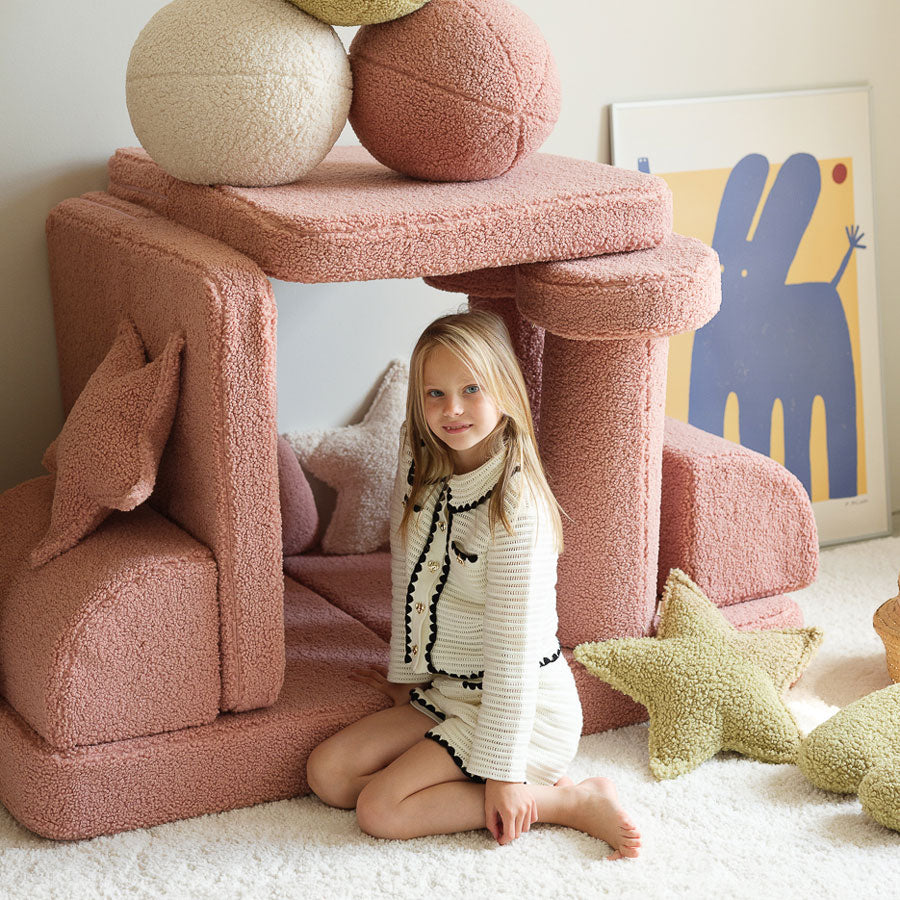 Das Spielsofa lässt sich zu vielen tollen Bauten zusammenbauen. Für jede Menge Spielspaß für Kinder. 