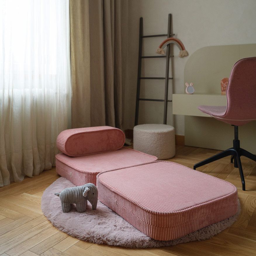 Das ausgeklappte Flip-Spielsofa in der Farbe Grave von Wigiwama