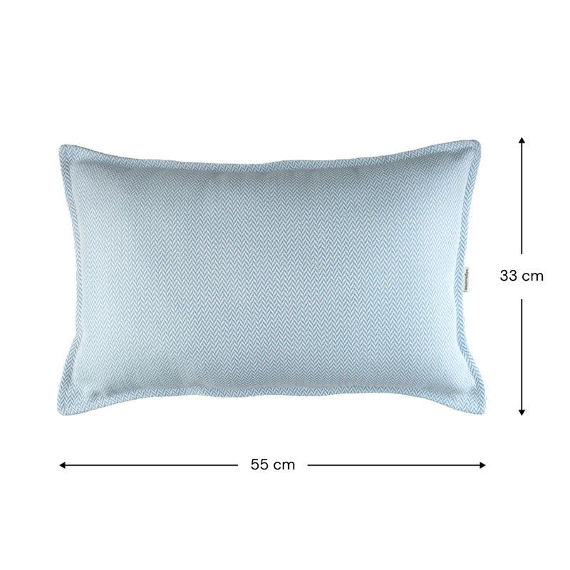 Das Outdoor-Kissen von Wigiwama ist 33 cm hoch und 55 cm breit
